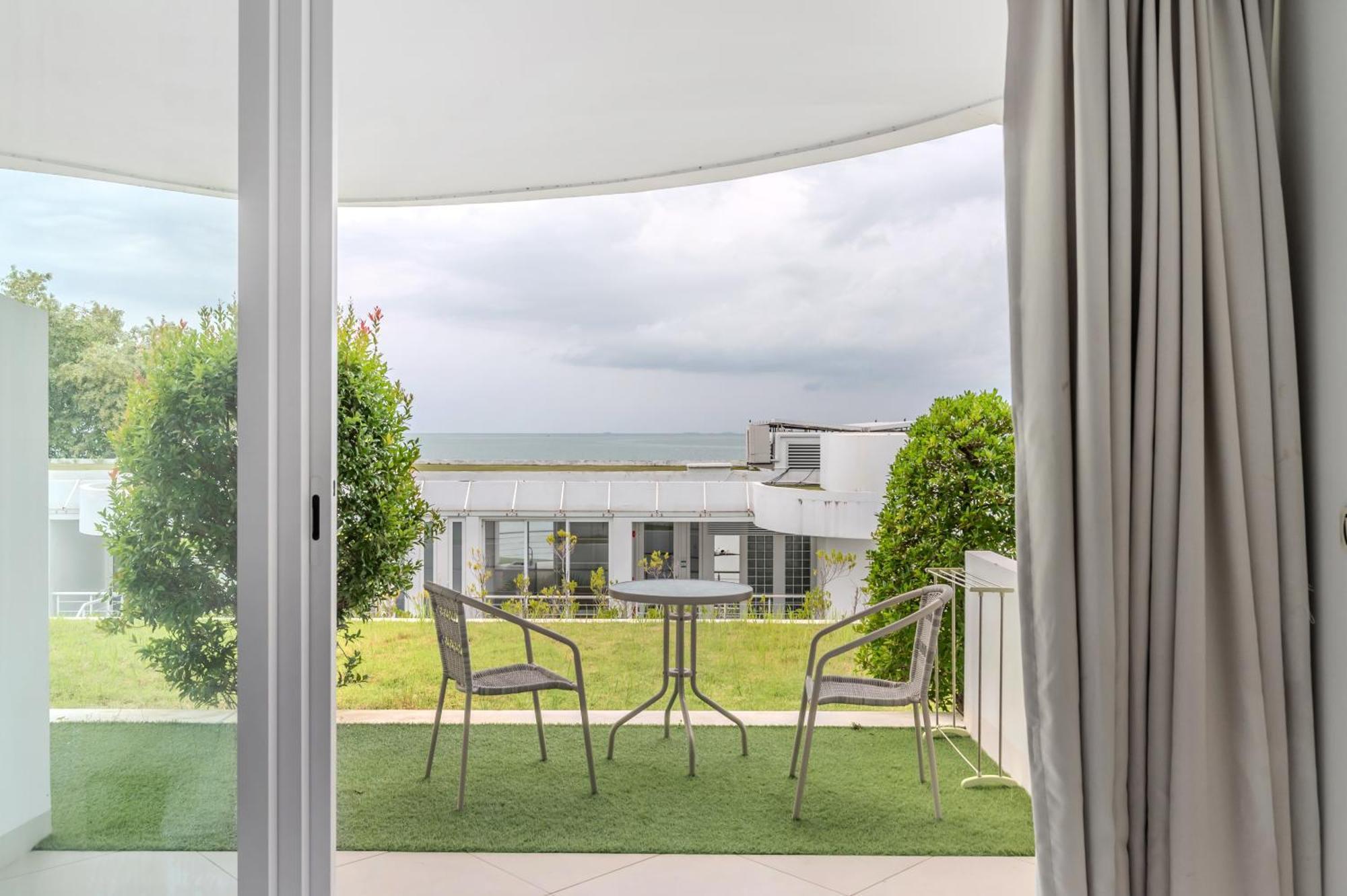 Pure Sunset Beach - Ocean View Room, Pattaya Na Chom Thian Exterior photo